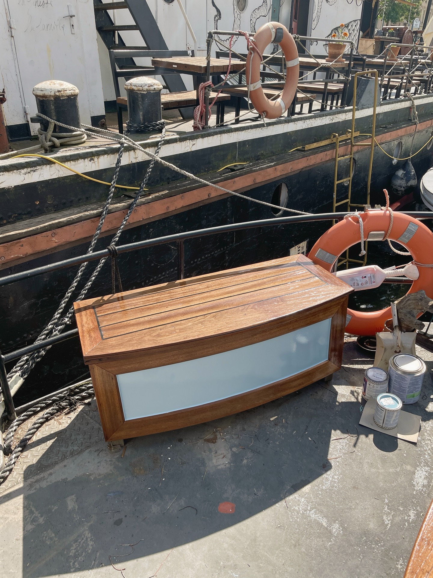 Lackierte Holzarbeit mit blauer Front auf einem Schiffsdeck